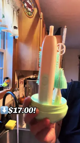 Its magic im telling ya! Every mom needs this for bottles and sippy cups! #MomsofTikTok #momsover30 #baby#toddler#kids#bottlebrush#sippycupbrush#travel #travelfriendly #babyneeds#babynecessities #easy#kitchentools 