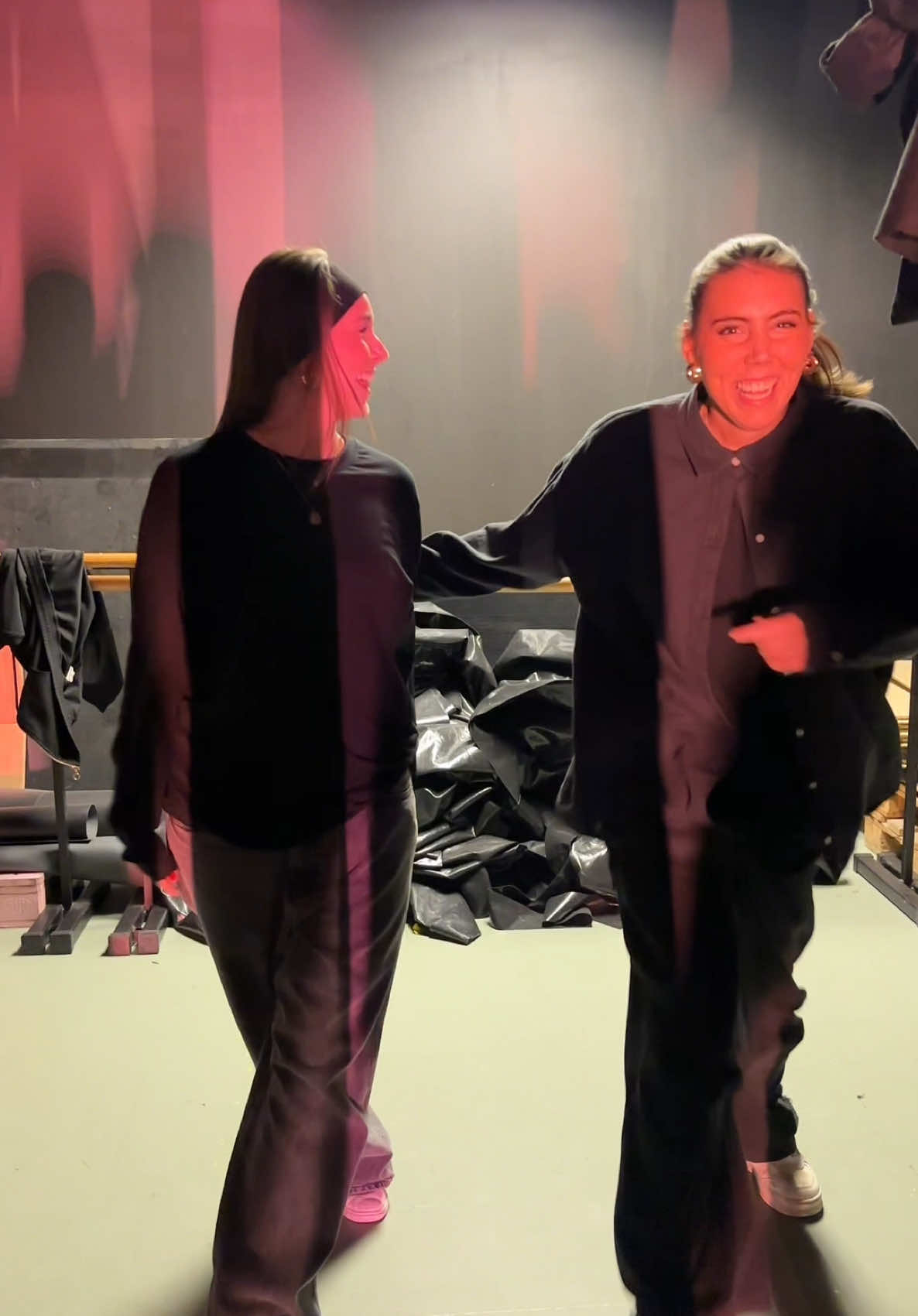 Gjetter en liten del av koreografien «Rawness» som vi har danset på «Endless» forestillingen denne helga! 🥰#PSCrew #guessthedancebythefootsteps #dance #fyp #hiphop #pscrew 