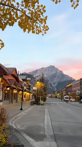 Fall morning 🫶🏼💕#fyp #foryou #canada #canadianrockies #mountainlife #mountainsarecalling #beautifuldestinations #banffnationalpark #dreaming #banff #fall #autumn #morning #morningvibes #pinksky 