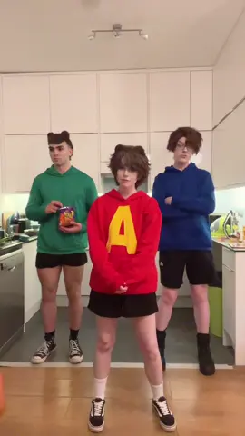 in the clerb we all fam 🐿️🐿️🐿️ @Hyper.cos @Robert Dicaprio #alvinandthechipmunks #cosplay #alvinandthechipmunkscosplay #youspinmerightround #alvin #alvincosplay #cosplaydance #dance #cosplayer 