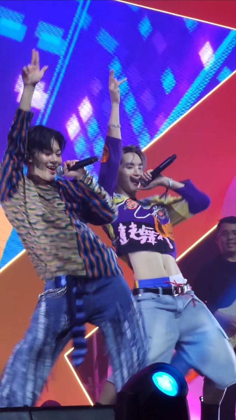 Dance machine 🔥❤️‍🔥 @honghong @เป็นแฟนคลับตัวเอง #hongshihoshi #LYKYOU #LYKN #MonsterMusicFestival2024xLYKN #MonsterMusicFestival2024 #Lego_Rapeepong 