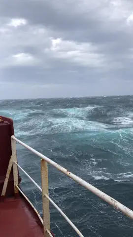 Ombak 3 meter,signal tak ada,lengkap sudah 😭 #pelaut #pelautindonesia #kapaltanker #kapalbulkcarier #pelautindonesiatiktok #4u #4upage 