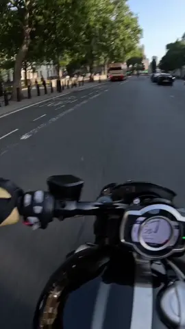 If you say some random nonsense people won’t want to road rage with you 🌚 Im usually quite a whizzy boi but that road has police on it 24/7 so I didn’t fancy getting in trouble.  Also featuring some love taps, hearts and holding hands with strangers in traffic. Say hi if you see me!  Love you kisses  . #harveyridesbikes #harvey #preciouscargo #motorbike #motorcycle #scrambler #biker #vibes #wholesome #feelgood #london #gopro