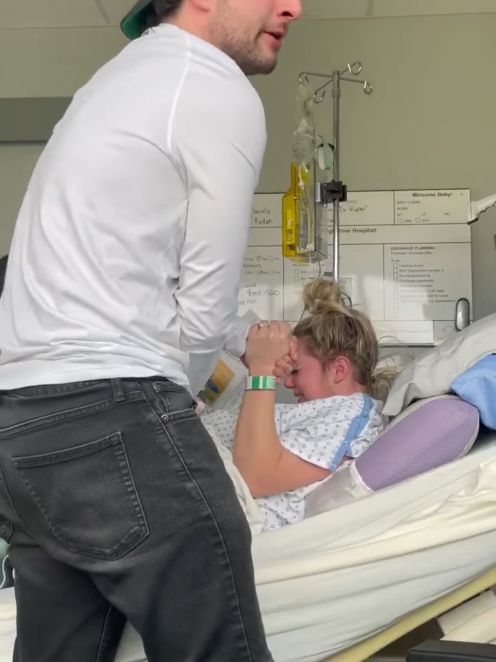 Husband help goes wrong during baby birth in labor room 😂😂😅#funnytiktok #husbandwife #reaction #baby #birth #😂😂😂 #labor #laboranddelivery #viral_video #videoviral 