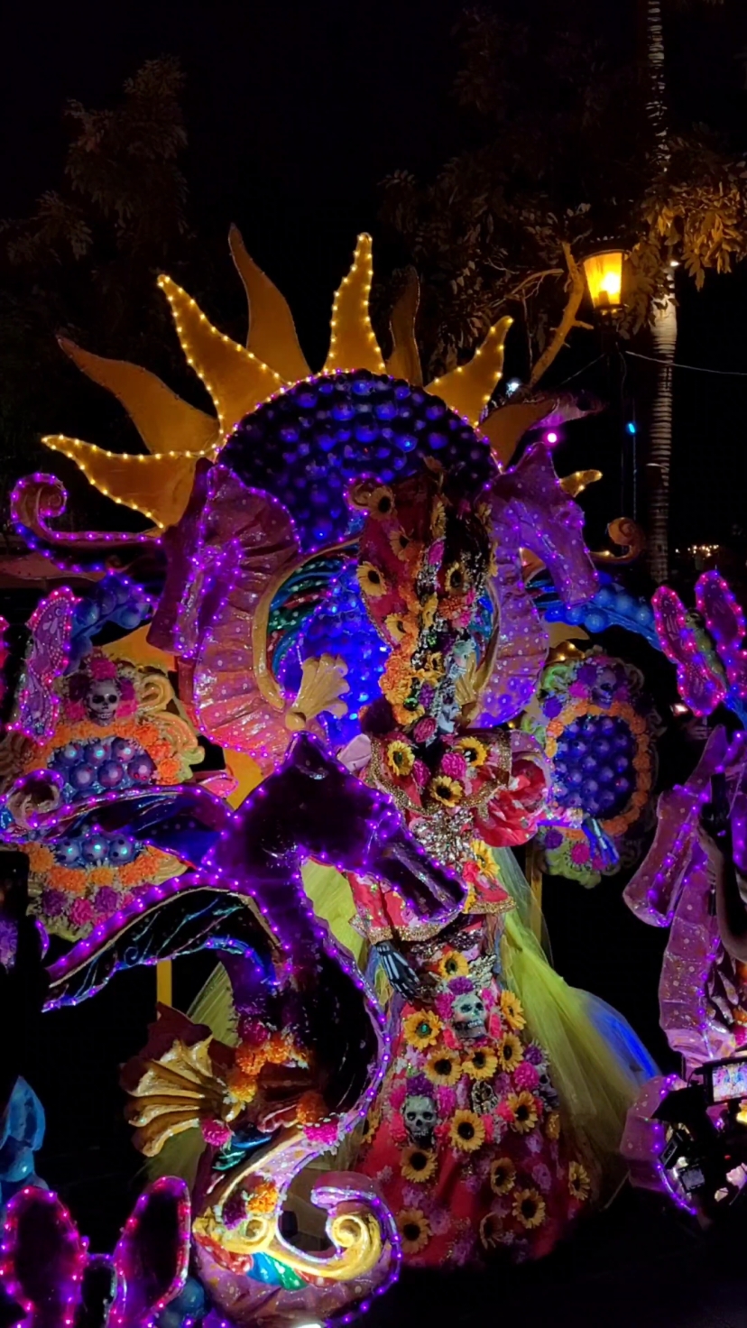 Callejoneada del día de muertos en Mazatlán, Sinaloa🧡💀🏵 . . . #2denoviembre #díademuertos #callejoneada #desfile #mazatlan #sinaloa 