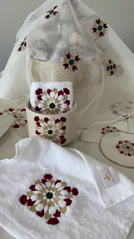 Nappe royale similicuir  Fond de plateau+6 serviettes  Voile seniya royal  Pochette à mouchoirs/lingette  Support en bois couvert en similicuir et brodé avec 2  serviettes visage  #vendre #artisanatmarocain #fpyシ #dm #📩 #artisanat 