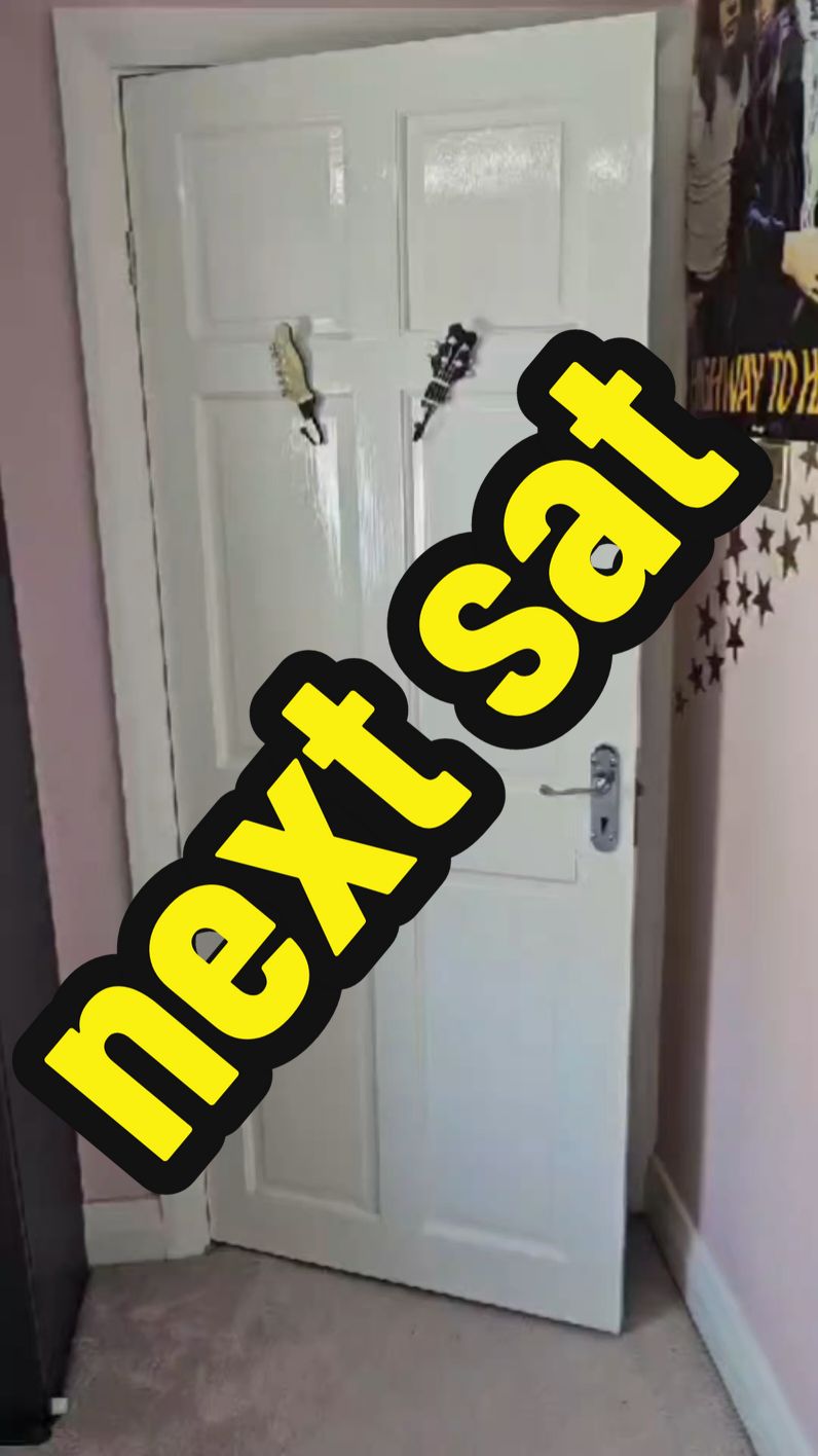 #christmas #christmaslightsswitchon #sundayfunday #altmusic #rockpop #grunge #emo #rockchick #bhc #🖤 #blink182 