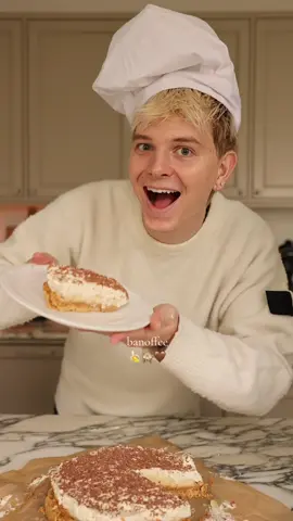 szybki przepis na pyszne Banoffee 🍌🤎  składniki:  200g herbatników 120g masła 500g kajmaku 3-4 banany 250ml śmietanki 36% 250g serka mascarpone 15 g cukru waniliowego  czekolada mleczna do dekorcji  