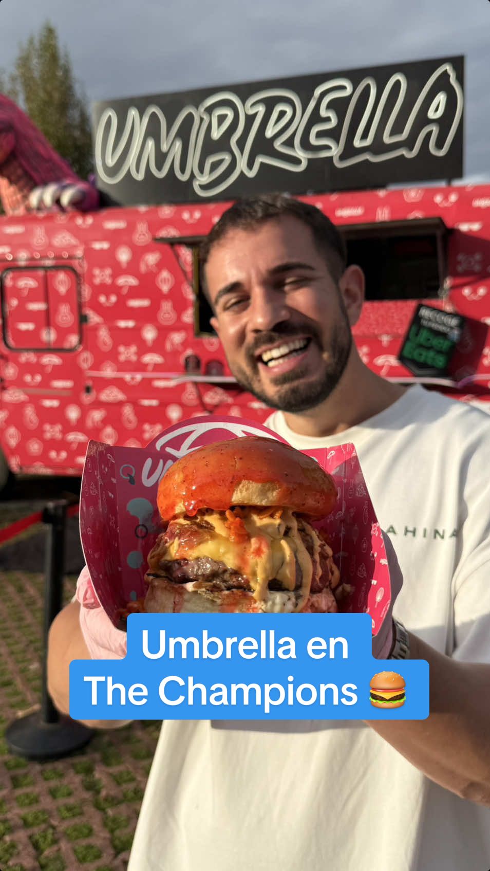 ¿Qué crees que lleva esta Hamburguesa? Te lo cuento en el video aunque lo mejor es pasarse a probarla en The Champions Burger enla Foodtruck de Umbrella: es muy original y la combinación con los Doritos Bits funciona muy muy bien, os va a molar 😛 hasta el 24 de Noviembre en el Recinto Ferial de Leganés #thechampionsburger 