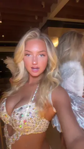 angels😊🪽 #victoriassecretangel #victoriasecretfashionshow #halloweencostume #victoriassecretcostume #vsangel #vsfs @Reeve @regan ward 