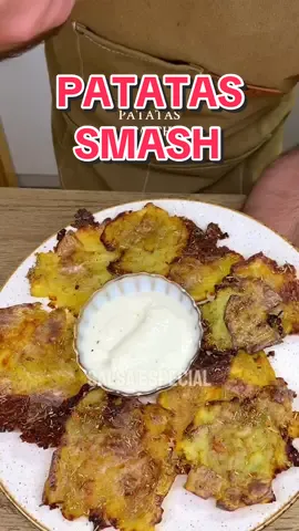 PATATAS SMASH CON SALSA ESPECIAL Las patatas smash me parecen un vicio y es un no parar de comer, pero si las juntas con la salsa especial me parece el combo perfecto para disfrutar de manera saludable. Guárdate la receta porque te va a encantar. Ingredientes 👇🏼 -Patatas baby. -1 diente de ajo. -1 cucharada de romero seco. -Sal. -AOVE. Para la salsa 👇🏼 -3 cucharadas soperas de yogur griego. -1 cucharadita de ajo en polvo. -1 cucharadita de cebolla en polvo. -Salsa picante de habanero. -Salsa Worcestershire. (Sí, he tenido que mirar el bote para poner bien el nombre) -Sal. Elaboración 👇🏼 -Cuece las patatas unos 25 minutos. -Ponlas sobre una bandeja de horno con papel vegetal y, como ves en el vídeo, pon un trozo de papel vegetal encima y aplasta con un vaso. -Ahora machaca un diente de ajo con el romero en un mortero y añade aceite de oliva y sal, mézclalo bien y pinta las patatas con la mezcla. -Llévate las patatas al horno 30 minutos a 180º C con la función ventilador y mientras se hacen te haces la salsa mezclando los ingredientes en un bol. 💬 Déjame en comentarios cualquier duda que tengas. #recetasaludable #comidasaludable #recetafacil #cenasaludable #patatas #smash 