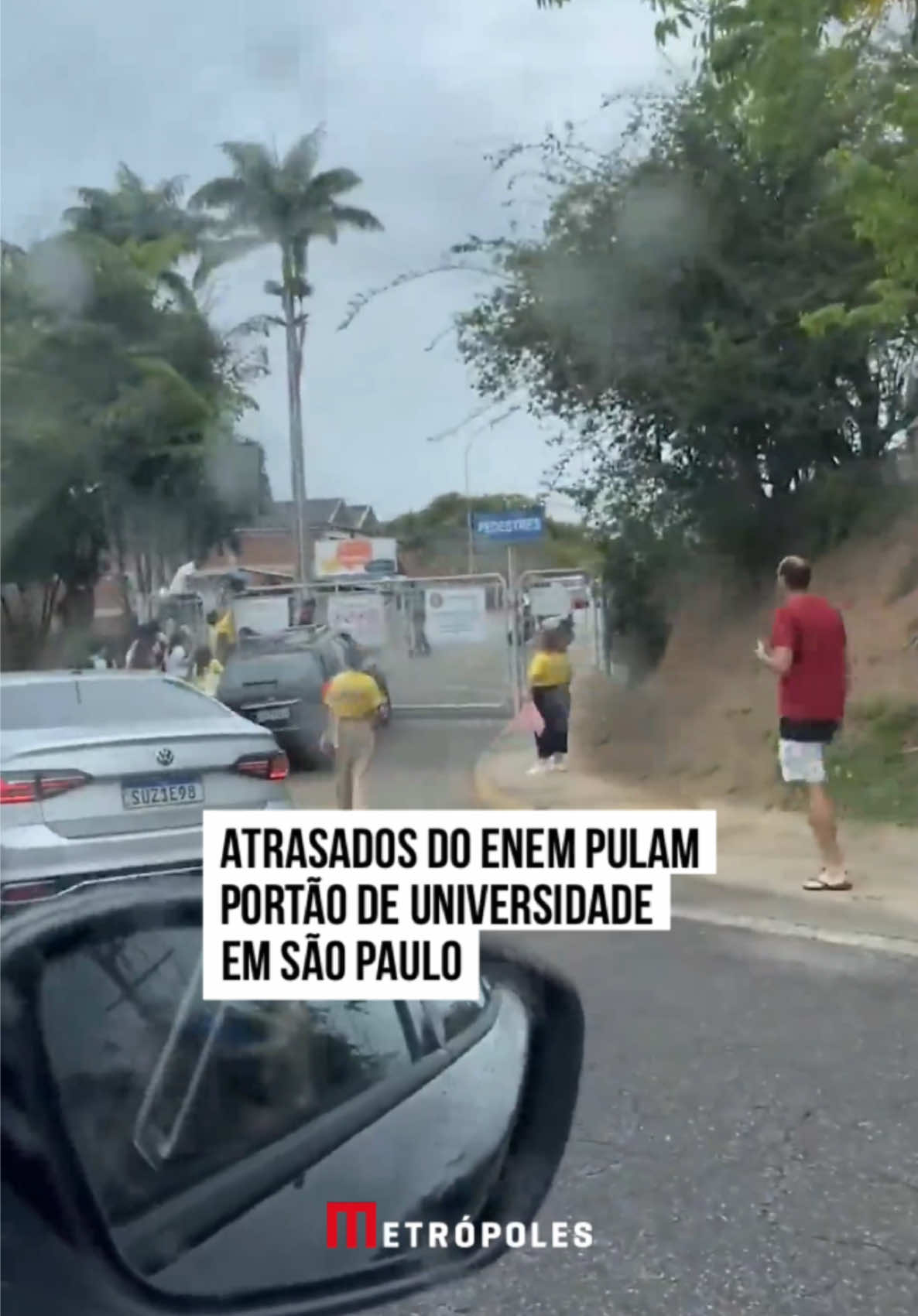 O primeiro dia do Exame Nacional do Ensino Médio (#Enem) acontece neste domingo (3/11). Aproximadamente 4 milhões de pessoas estavam inscritas para fazer a #prova. Mesmo com diversas #campanhas, como em todos os anos, alguns chegaram #atrasados. Um internauta de São José dos Campos, no interior de #SãoPaulo, estava passando em frente a Universidade do Vale do Paraíba (#Univap) quando flagrou um grupo de ao menos 4 pessoas pulando os portões do local. O vídeo foi publicado no #X (antigo #Twitter). “Esse ano aqui em SJC os atrasados do Enem 2024 pularam o portão da Univap… E aí na sua cidade, foi como?”, brincou o #internauta. Ainda não se sabe se os garotos conseguiram realizar a prova.  #TikTokNotícias 🎥 X/Reprodução
