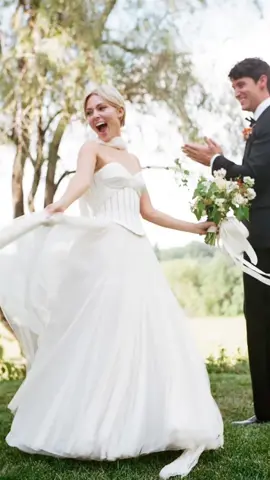 Con la luna de la cosecha como testigo, la actriz Anna Sophia Robb de la aclamada película Charlie en la Fábrica de Chocolates, se casó con el abogado de entretenimiento Trevor Paul en una finca al norte de Nueva York.✨️🤍🌑 La novia, también protagonista de The Carrie Diaries y Puente a Terabithia, utilizó un vestido diseñado por Danielle Frankels, inspirado en Grace Kelly, el cuál contrastó con el encanto rústico de la boda. Anna Sophia Robb quiso rendir un homenaje a su abuela, fallecida a principio de la pandemia, luciendo unos pendientes de diamantes, parte del joyero familiar.  También complementó su look nupcial con un ramo de estilo silvestre con flores en tonos empolvados como rosa, melocotón y verde menta.   #bride #weddingday #annasophiarob #celebritywedding #celebstyle #fallwedding #celebwedding #weddingtiktok  #newyorkwedding #vestidodenovia #vogueweddings #puenteatherabitia  #bridetobe #blogbodas 