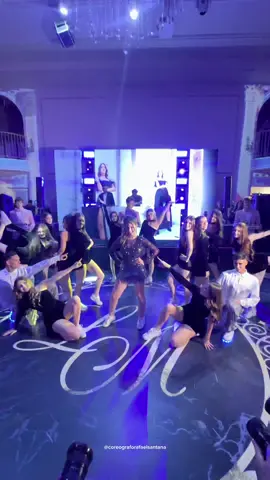 Ela divou demais!! 👑🫶🏻  A abertura de pista da Liz Macedo foi um sucesso, ela entregou look, coreografias esclusivas e muita atitude @lizx.macedo  #coreograforafaelsantana #15anos #aberturadepista #lizmacedo 