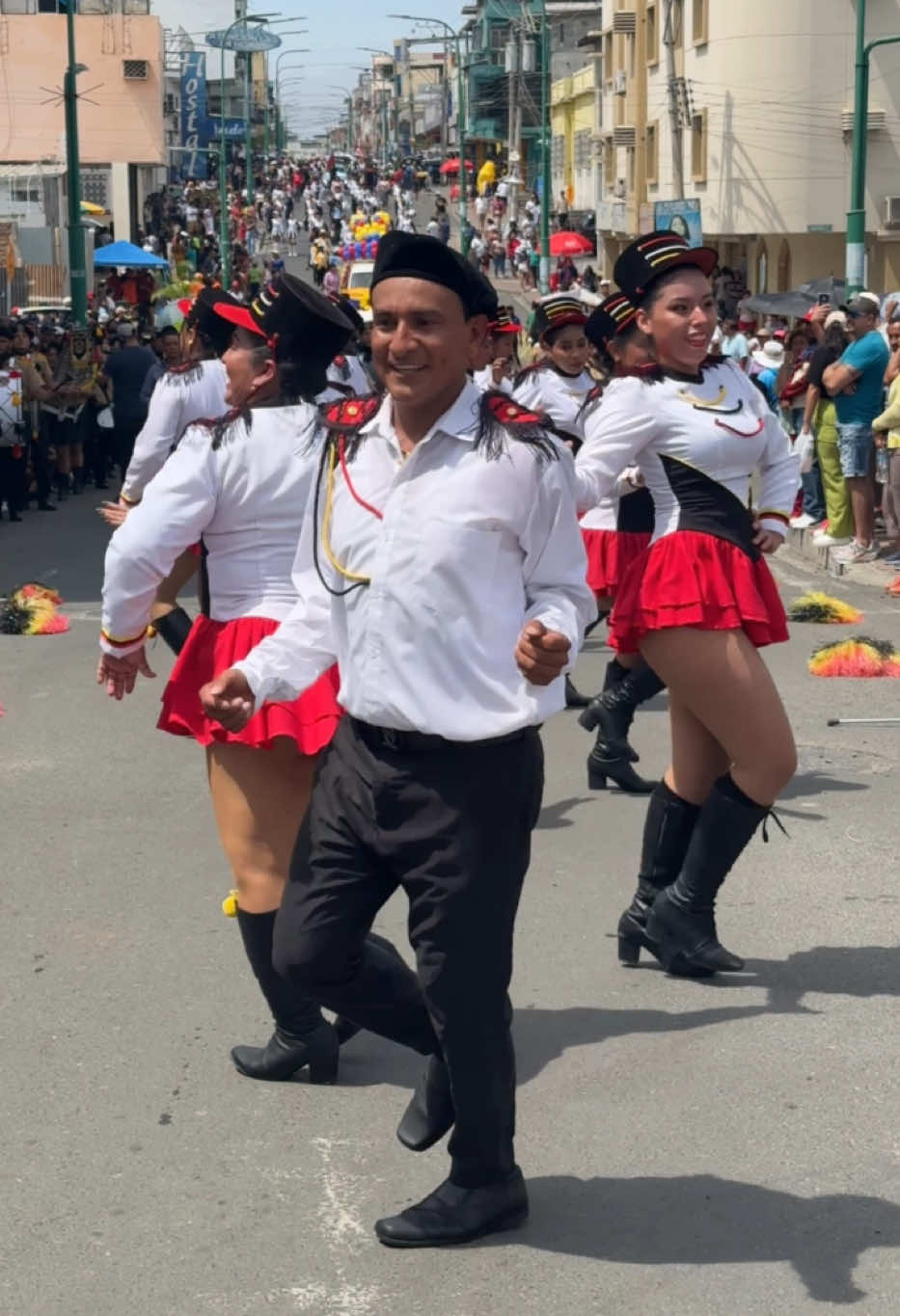 El cachiporrero que nadie esperaba, pero que todos aplaudieron!  Cinquinos de corazón   Miguel desfiló junto a hermosas cachiporreras, se robó el cariño de la gente en este desfile por las fiestas de  #Viral