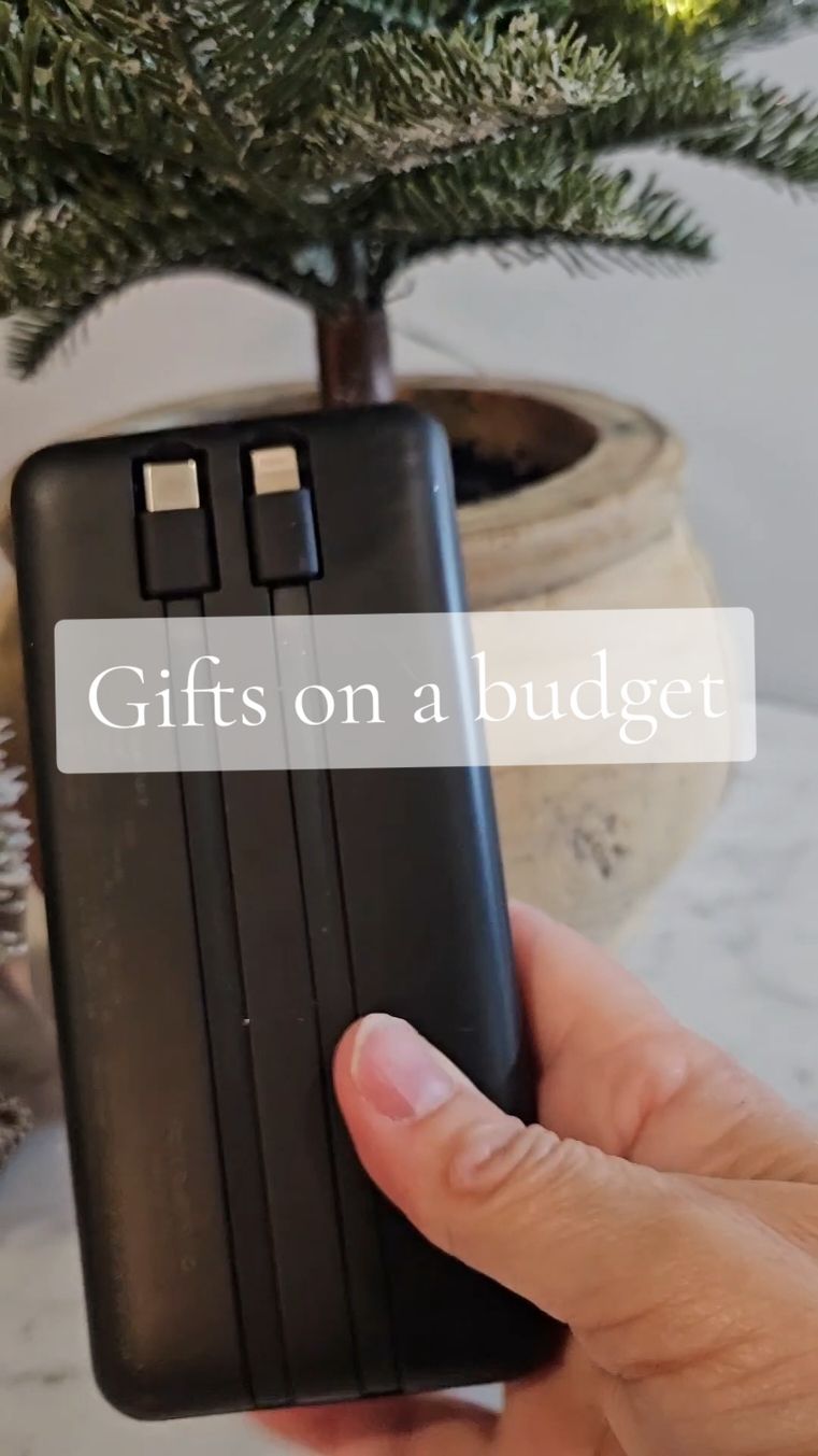 Looking for a bougie gift on a budget? This is it!! #powerbankcharger #tiktokshopholidayhaul #tiktokshopblackfriday #tiktokshopcybermonday #portablecharger #phonecharger #powerbankcharger 