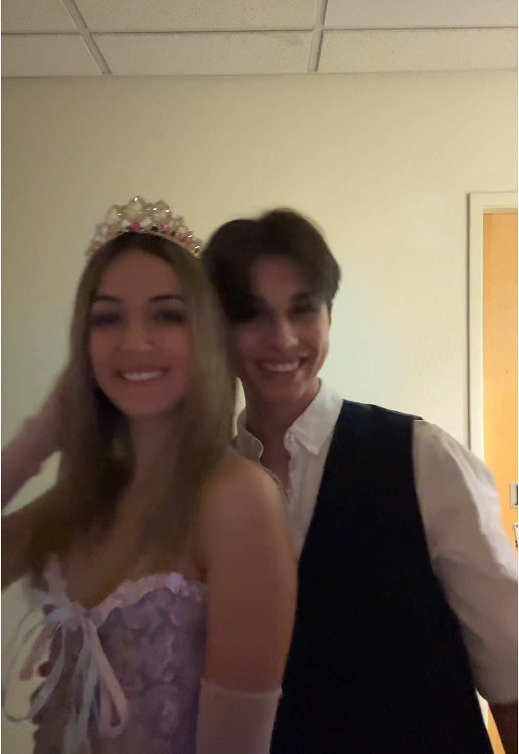 my loveee 💜 #rapunzel #flynnrider #couplecostume 