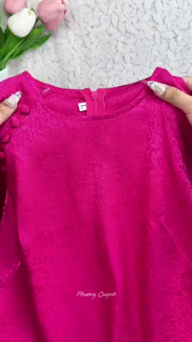 Áo dài cách tân gấm hoa dáng suông cổ tròn tay loe màu hồng sen mặc tết #aodai #aodaitet #aodaicachtan #tet2025 #moingaymotoutfit #chupanhtet #viral #fypシ゚ 