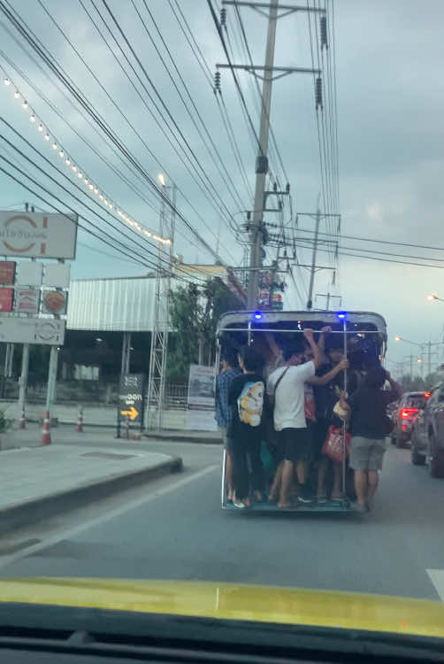 #รถสองแถวแต่งซิ่งบรรทุกผู้โดยสารจนหน้ารถลอย ท้ายเกือบจ้ำถนน ถนนเอกชัย-บางบอน อาทิตย์ที่ 3 พฤศจิกายน 2567