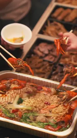 #宜蘭民宿 套餐看過來🌶️ ▍出來玩就別忙進忙出辣🔥 ☎️訂購專線： 03-9332212 花錢出來玩，就是要放鬆🥳 如果住民宿，還得在廚房裡忙進忙出 那不如回家自己住自己煮🤨 什麼？ 你說出來玩不想餓肚子，又怕外食踩雷？ 放心，把胃交給闆娘～ 麻利連夢滷 推出 #宜蘭包棟民宿 豪華麻辣大餐直送到府方案 ⠀ ⠀ ⠀ ➜ 立即來電預約➡️☎️ 🥢1份｜#麻辣太空鴨 ⠀ ⠀獨家私房手撕太空鴨🍗一隻 🥢12道｜#正宗四川滷味拼盤 ⠀ ⠀經典招牌菜：鴨脖、鴨翅、鴨舌、雞爪 ⠀ ⠀滷呷滷涮嘴：牛腱、鴨胗、牛肚、脆腸 ⠀ ⠀比肉還搶手：豆干、千張、海帶、蓮藕 🥢2套｜#正宗川味小龍蝦餐 ⠀ ⠀小龍蝦🦐與螯蝦精華高湯 ⠀ ⠀韓國Q拉麵 ⠀ ⠀火鍋料🍥與時蔬🥬 ⠀ ⠀員山魚丸／櫻桃鴨肉丸／鮮蝦肉丸 從前菜、正餐，到飯後下酒菜，應有盡有👌🏻 不用煩惱吃不飽，只怕你吃了意猶未盡！ 玩樂讓你來🉐吃的夢滷包辦🉐 //// 麻利蓮夢滷｜辣由你做主 //// ………………………………………… ※提前一週以上預訂 ※預付訂金 $2000元 ※出貨前(含)3日取消可以全額退款 #麻利蓮夢滷 就是聚餐下酒的最佳之選‼️ 各款豐富滷味品項，葷素搭配✅ #保證每一個工序用心處理 ❣️ #人工挑選及清潔各種食材 ❣️ #無任何食品添加劑食的安心❣️ 麻利蓮夢滷🙌辣由你做主🙌 🕙門市營業時間： 14:00～20:00 (每週日公休，賣完會提早打烊） ☎️訂購專線： 03-9332212 👣幸福店址👣 ➡️宜蘭市幸福路66號 #宜蘭美食 #宜蘭特色小吃 #宜蘭伴手禮 #麻辣滷味 #宜蘭櫻桃鴨 #麻辣小龍蝦 #聊天聖品 #下酒小菜 #麻利蓮夢滷 #宜蘭中山店水雲朵