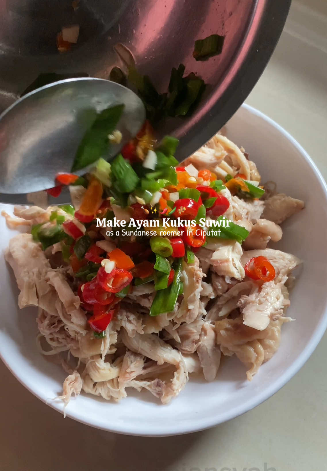 [Ayam Kukus Suwir] • 4 pcs paha ayam • 1 ruas jahe • 2 batang daun bawang • 4 pcs cabe rawit • 1 siung bawang putih • 6 sdm kaldu ayam (kukusan) • 1/2 sdt kaldu jamur totole #cook #indonesianfood #recipes #ayamkukussuwir #resep #resepmudah #recipesoftiktok #Recipe 