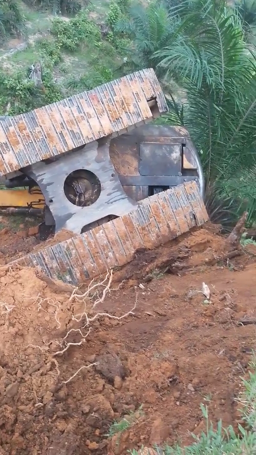 P Adu santai kawan🤦 #opertor_excavator #operatorindonesia🇮🇩 #musibah_yang_takterduga #operatormudapunyacerit 