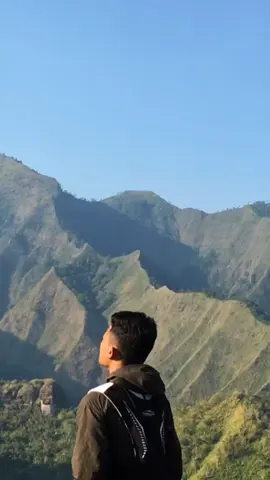 Bukit Semar dengan Ketinggian 933 Mdpl dengan view sebagus ini, Estimasi pendakian sekitar 1,5 jam an sudah sampai puncak dengan Panorama Pegunungan Anjasmoro, dan resmi dikelola Tahura Raden Soerjo dan Pemerintah Desa (Pemdes) Dilem. Dinamakan Bukit Semar karena bentuknya menyerupai Semar Turu (tidur) . #bukitsemar933mdpl #bukitsemar933mdpl #mojokerto #mojokerto24jam #pendakiindonesia #pendakigunung #pendakian #mountain #xbyzca #pendakigunungindonesia #mojokertoviral #mojokertotiktok #tiktokviral 