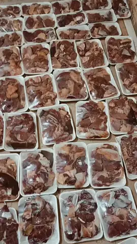 ذبح عجل وتوزيعه على الساده الفقراء مقدمة من فاعلة خير تقبل الله منها وأدام عليها الخير 