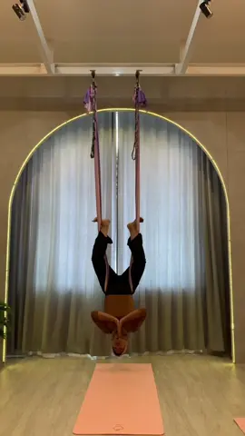 #capcut #fypシ゚ #olahraga #fypシ #aerialyoga #aerialyogalampung  Nyobain aerial yoga di metro 