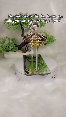 Kung naghahanap din kayo ng lalagyanan ng mga earrings nyo sa bahay, subukan nyo na itong acrylic stand display!  #jewelry #jewelryorganizer #earringsstand 