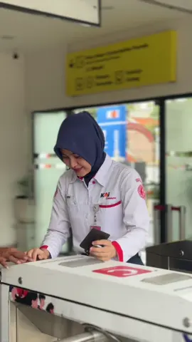 Petugas boarding stasiun kereta api #keretaapi #keretaapiindonesia #masinis #masiniskai #railfansindonesia #railfansoftiktok 