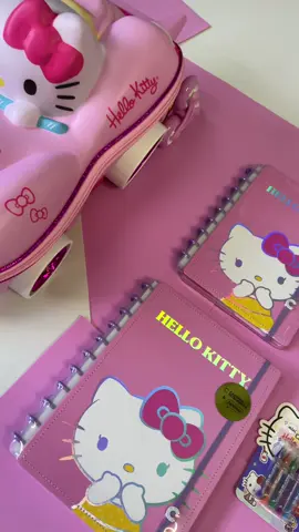 🎉 Hoje comemoramos 50 anos de Hello Kitty! 🎉 Para celebrar, apresentamos alguns itens incríveis:  👜 Conheça a mochila 3D de 3 rodinhas, perfeita para subir escadas com facilidade!  📓 E não perca nosso caderno inteligente, disponível em tamanhos pequeno, médio e grande!  ✏️ Adicione um toque especial com a caneta com pompom da Hello Kitty Leoart e explore o kit de mini canetas Leo&Leo!  Vamos juntos celebrar essa icônica personagem e sua jornada cheia de estilo!
