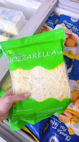 🧀 Pho Mai Bào Sợi Mozzarella Xanh đang được lòng rất nhiều người tiêu dùng vì sự tiện lợi. ➡️ Sỉ #190k/ KG ➡️ 10 KG còn #185k/ KG 🧀 Phomai Bào Sợi Mozzarella Xanh với độ dai, béo, thơm tự nhiên, có thể kết hợp làm được đủ món ngon thay đổi thực đơn gia đình. 🍕  Pizza 🍔 Bánh mỳ phomai 🥚  Trứng tráng nấm phomai 🐔 Gà cay phomai.... 💁💁 Các bạn lưu ý giúp mình đây là hàng công ty bào sẵn, mình nhập nguyên túi. Không phải hàng bào gia công nên các bạn an tâm. Xuất xứ nguyên liệu : Đức Quy cách : gói 1kg (gồm bao bì)  Hsd : 12 tháng Bảo quản : ngăn đông tủ lạnh  #phomai #phomaibao #mozzarrella #thucpham #thucphamdonglanh #phomaibao #phômaibào #phomaibào #phomaibàosợi #phomaibaosoi #phômaibàosợi #phomaibaosoiuc #phomaibaosoimozzarella #phomaimozza  #phomaimozzarella #phômaimozzarella #Phômaimozzarella #phomaimozzarellabaosoi