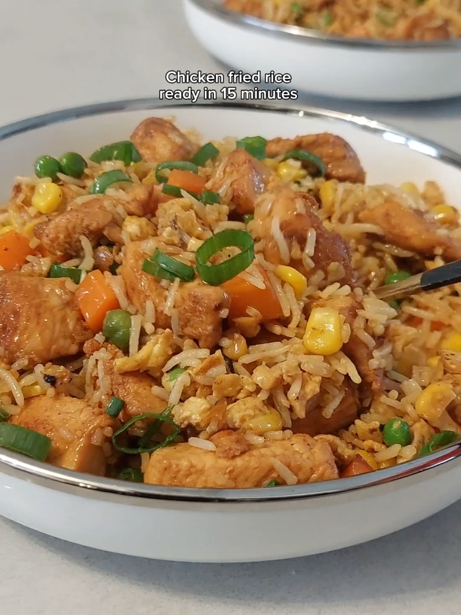 #chickenfriedrice #asmrsounds #Foodie #EasyRecipe #quickrecipes #lunchidea #dinneridea 