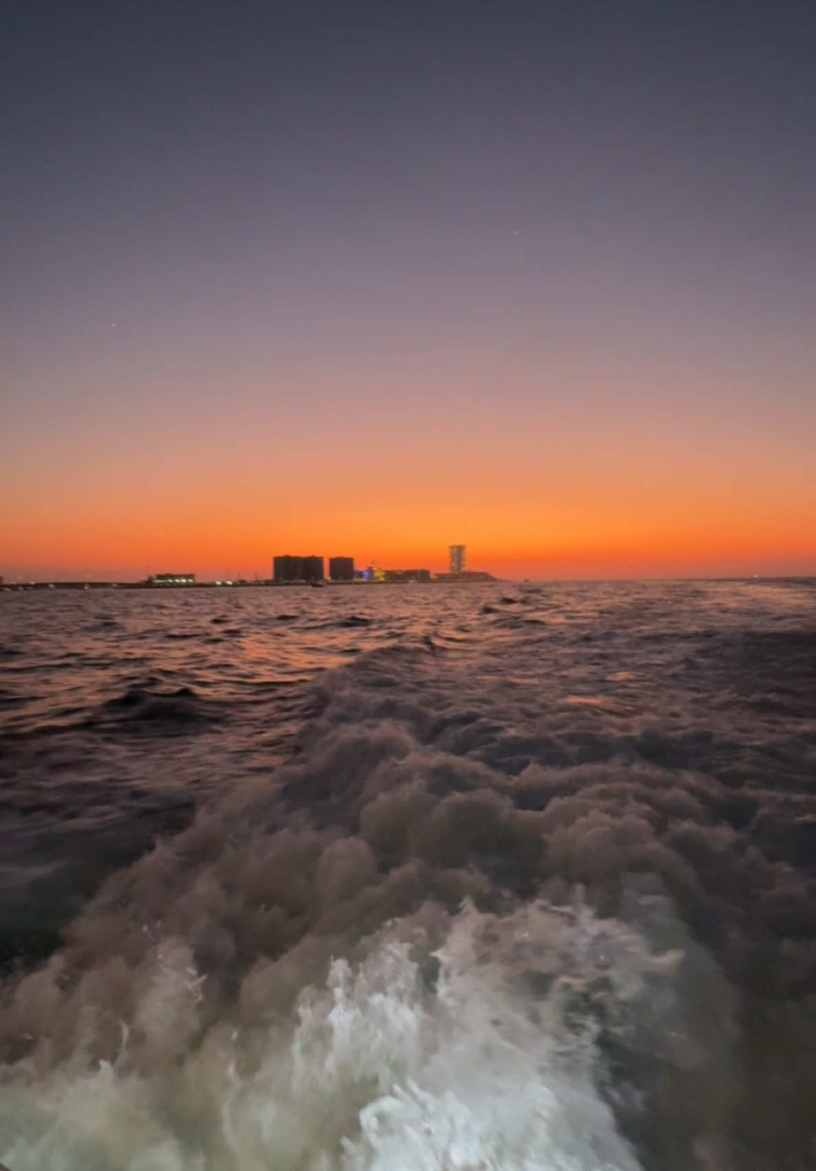 شو بدكن احلى من هيك اجواء واحلى من هيك منظر سبحان الله  #DubaiYachtRental #YachtLife #LoopYachts #DubaiLoopYachts #luxurylifestyle 