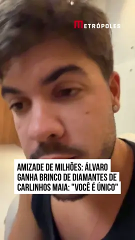 💎 Os influenciadores Álvaro e #CarlinhosMaia são amigos de longa data e o marido de Lucas Guimarães decidiu presentear o criador de conteúdo com joia de luxo pra lá de especial. Nos #Stories deste último domingo (3/11), Álvaro mostrou o presente para os colegas e Carlinhos declarou ao confidente: 