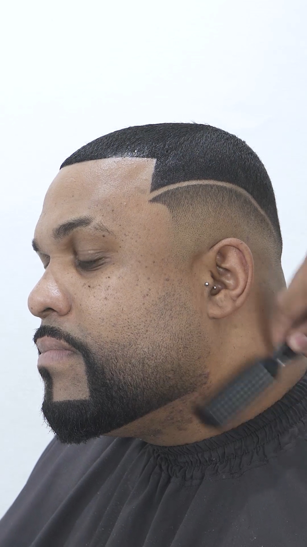 Mano pantcho 5 minutos mais jovem 🤣 Cadastre-se na escola para barbeiros no link em nosso perfil  #agnoblackred #degradê 