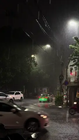 Cứ mãi lo cho người ướt áo, quay đi ngoảnh lại ta mới là kẻ ướt lòng 😑 #hue #rain #dailyvlog #story #tamtrang #fypシ゚ #tiktokviral #fypシ゚ 