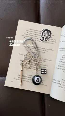 Keychain carabiner heboh buat gantungan apa ajahhhh! 🤏🏻👀 [@Geld.Importaint Apparel ] #keychain #keychaincarabiner #carabiner #keychainskena #gantungankunci #bagcharm #charm #gantunganskena #skena #kalcer #gantungankalcer #keychainkalcer 