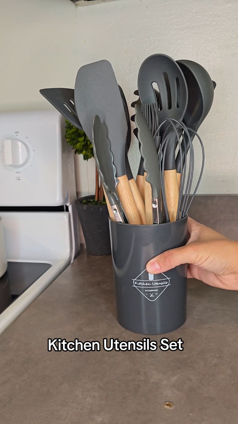 Este set de cucharones de silicona trae todo lo que necesitas, y la calidad está a otro nivel. No tienes que preocuparte porque no rayarán tus calderos o tus ollas. Así que, si estás buscando algo práctico y seguro para tu cocina, este es el set ideal #TikTokShopCyberMonday #TikTokShopBlackFriday #giftideas #gift #utensils #tiktokshopholidayhaul 