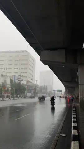 aku+kamu+hujan+Pettarani misalnya  #masukberanda #rain #pettaranimakassar #fyp 