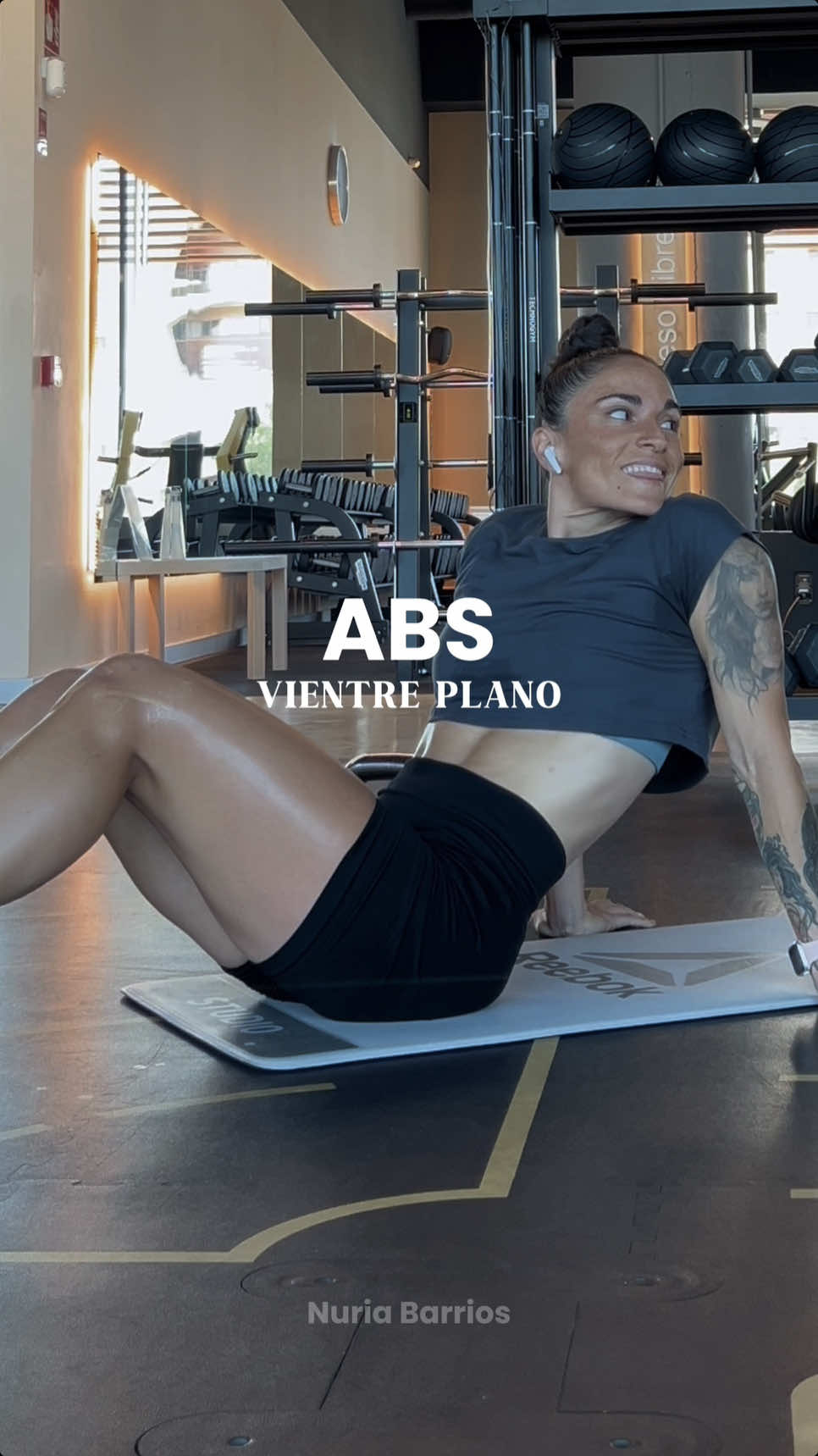 ABS PARA VIENTRE PLANO 🍫 3 EJERCICIOS Si quieres conseguir un abdomen más plano y una cintura más estrecha, esta rutina es perfecta. Lo que no quita que debes seguir cuidando tu alimentación. Recuerda que la inflamación abdominal tiene que ver con la dieta. Da igual cuantos abdominales hagas, que si no mejoras tu alimentación seguirás inflamada 🐡 Dicho esto, vamos con la rutina. EL MENÚ 🍽️ 1 ISOMÉTRICO BOCA ARRIBA  4 x 30:30 TIME (30s trabajo : 30s Descanso) *Aprieta tus glúteos con fuerza y mantén el vientre plano  —— ADAPTACIÓN: Flexiona las piernas arriba  2 REMOS DE GORILA // GORILLA ROW 🦍  3 x 15 REPS *Realiza el movimiento desde la cintura con el giro, no haciendo fuerza con la espalda —— ADAPTACIÓN: Sentada en polea  3 BISAGRA MANTENIDA 1KB UNILATERAL  6(3/3) x 20:10 TIME (30s trabajo : 30s descanso) *Alterna lado por serie. Mantén la espalda recta sin hundirte, saca pecho. —— ADAPTACIÓN: Apoya los pies Ahora pruébala y me cuentas qué tal! 🤗💕 PD: upssssss! SE ME OLVIDABA 🤭 Tengo un regalito para ti…  Ve ahora mismo al 🔗 de mi perf!L y descarga GRATIS mi plan de entrenamiento en GYM para ponerte mamadísima y convertirte en una auténtica AHWAB! — Si no sabes lo que es, en el enlace lo sabrás y creo que te molará mucho 😎  #yosoyambiciosa #entrenadora #entrenadorapersonal #abs #abdomenplano #abdomendefinido #vientreplano #adelgazar #quemargrasa #dieta #ejerciciosabdominales #fitgirl #chicafitness #chicafit #mujeresfuertes #entrenamientofuncional #entrenamientointeligente 