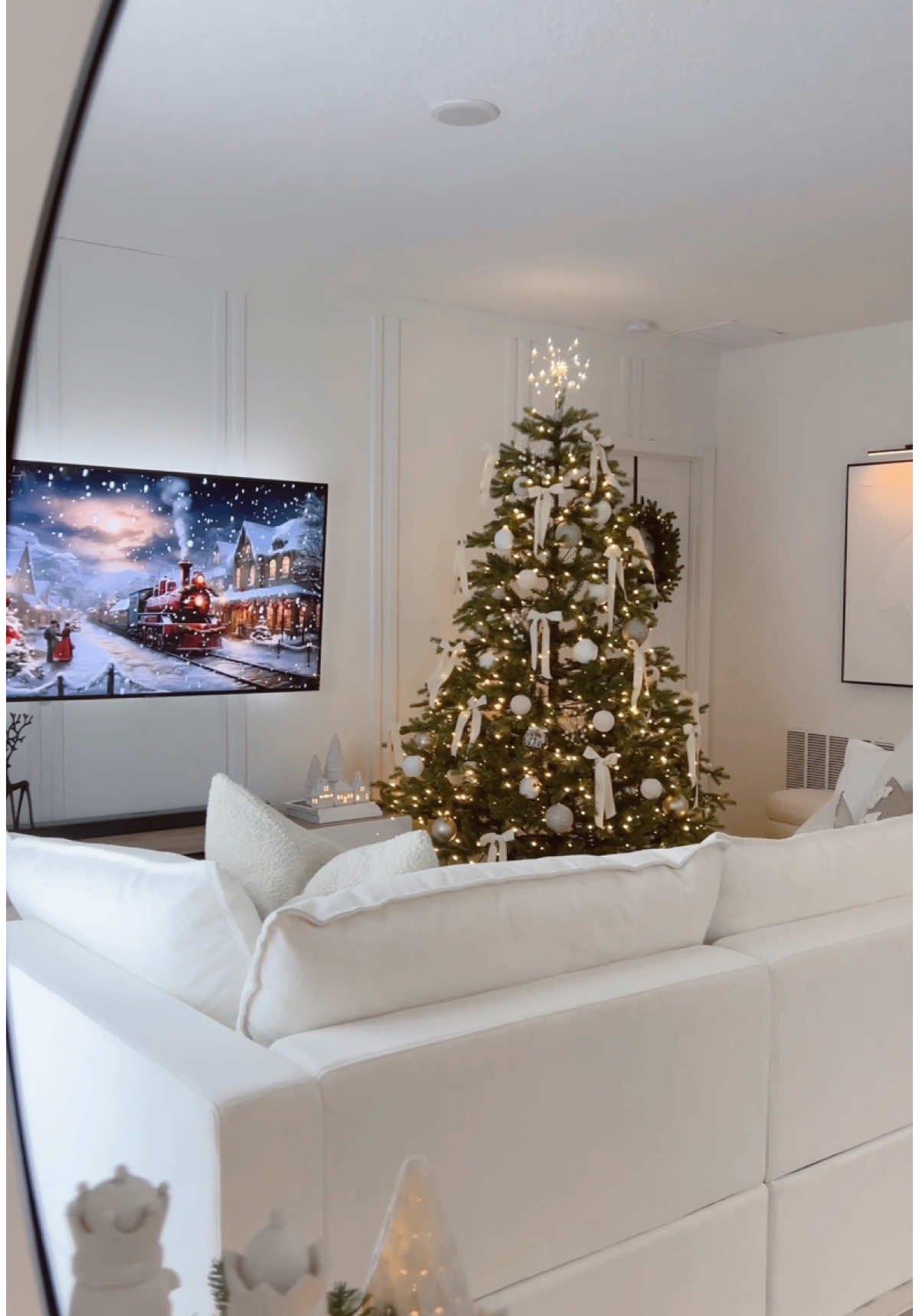 Xmas tree decor 2024🦌🌨️☃️ | LINKS IN MY BIO| LTK🔗 I am so excited to show you my tree this year, I am in love with the results, these colors are my favorites they look amazing in this Christmas tree🤍 #kingofchristmas #kingofchristmastree #kingofchristmaspartner #christmasdecor #christmastree #christmasneutraldecor #neutraldecor #christmasseason #holiday #navidad #navidaddecoracion
