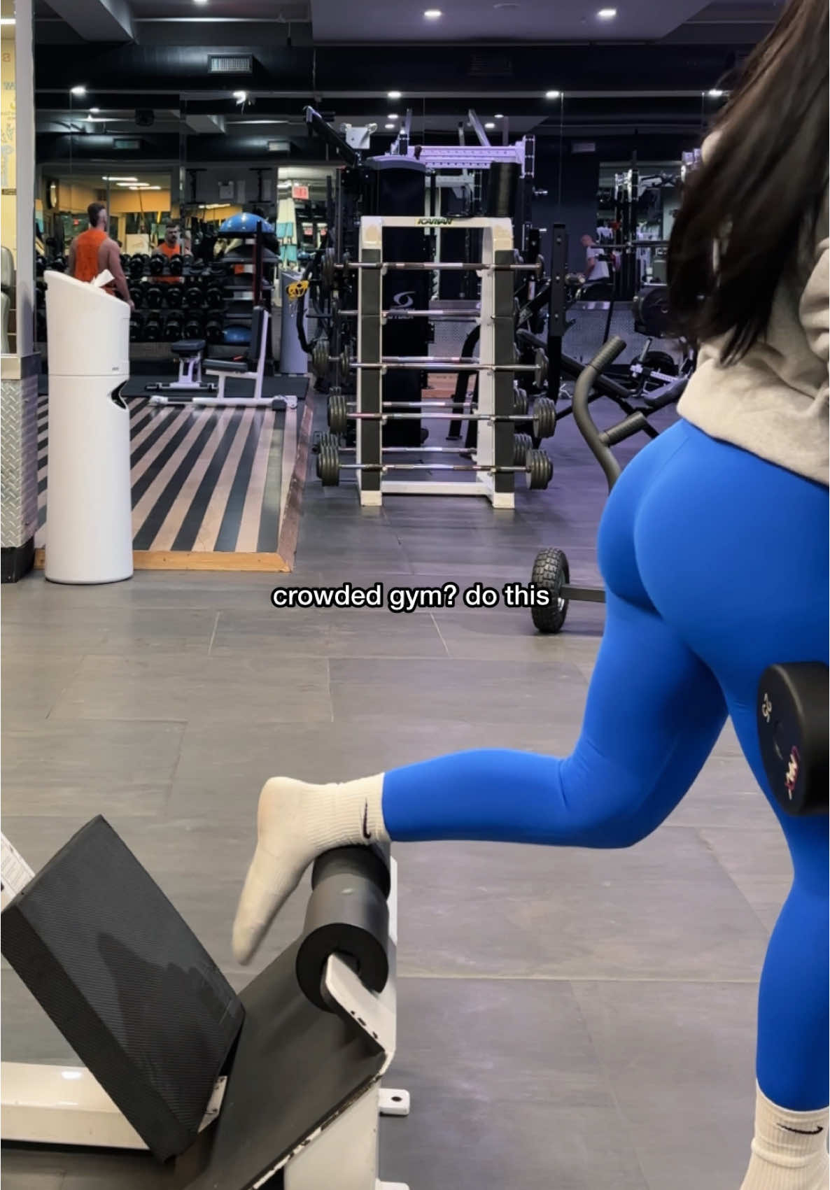 If you workout during prime time at the gym- this is for you🤝🏼 We're using 1 piece of equipment for this superset to avoid running around the gym 🤗 Bulgarian Split Squats superset with Hyperextensions *Im using a bar pad at my ankle for comfort on the split squats & a pad under my feet on the hyperextensions so that im able to bend fully at the hip (for my short leg fam) Happy Monday, lets get it 📈 #nycpersonaltrainer #nycpersonaltraining #nyclife #FitTok #legdayworkout #exercisetips 