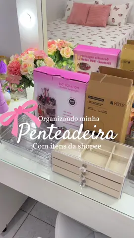Parte 3 e final, organizando minha penteadeira 🎀  Link do organizador giratório tá aqui na minha bio!  #penteadeira #penteadeiracamarim #organizacao #girls #comprinhas #shopee #fyyy  @Shopee Brasil 