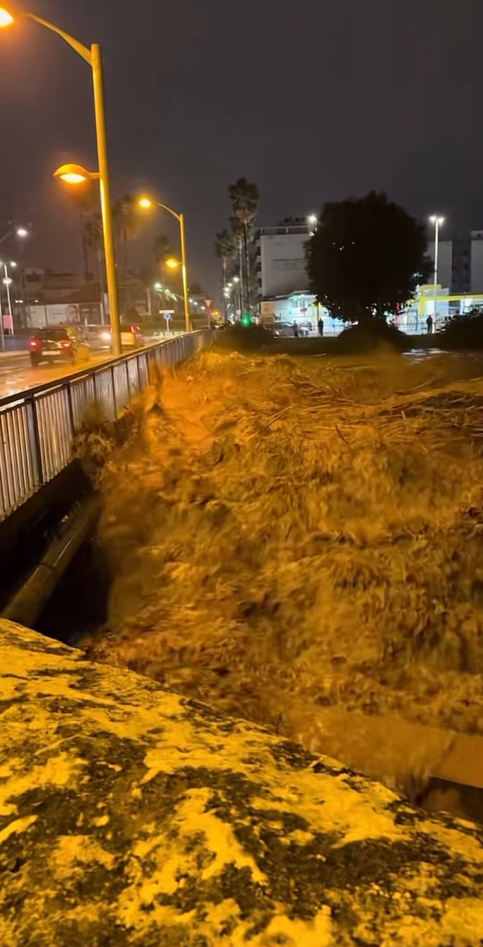 ⛈️ Inundaciones 29/10/2024 📍 Comunidad Valenciana ✅️ Valencia 🔹️ #dana #lluvia #río #riada #inundaciones #inundación #tormenta #desastre #catástrofe #Valencia #Comunidadvalenciana #españa #barrancodelpoyo #paiporta 