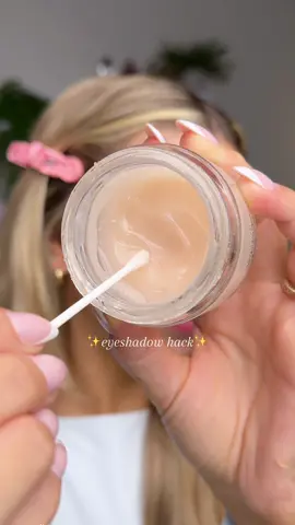 The eyeshadow hack everyone should know 👀 I HATE using makeup remover to clean up my eyeshadow because it removes my skin prep. Using moisturizer is a game changer! It doesn't disrupt your skin care & it's gentle ✨ Using the @Clinique moisturizer  #makeup #makeuptok #makeuptips #makeuptipstiktok #makeuptipsandtricks #makeupforbeginners #makeuphacks #eyeshadowhacks 