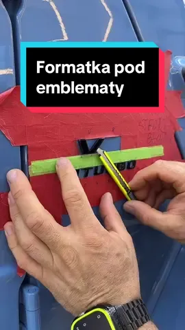Formatka pod emblematy Mercedesa! Przywracamy emblematy na Mercedesa po oklejaniu folią! Zobaczcie, jak dokładnie przygotowujemy formatkę, aby perfekcyjnie umieścić logo i zachować oryginalną symetrię. Dbamy o każdy szczegół! #Mercedes #NaklejanieEmblematów #OklejanieAut #FoliaPPF #VinylWrap #Detailing #ZmianaKoloruAuta #CustomCar #PrecyzyjnaPraca #PolonezGarage