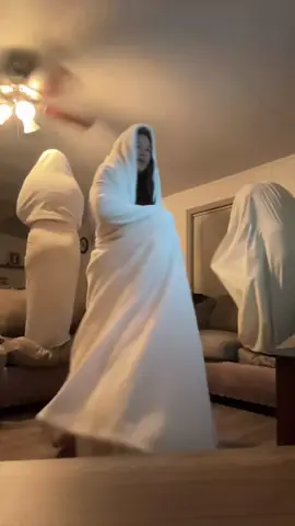 This happens if you try the blanket challenge 😂 #trendingvideo #trynotolaugh #blanketchallenge #blanketdance #viral #funny #CapCut 