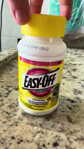 Revolucionário na vida da dona de casa, usei na panela mais feia que tinha aqui e deu jeito 🙌🏻😮‍💨 #donadecasablogueira #truquesdonadecasa #produtoparalimpeza #limpezadepanela #easyoff 